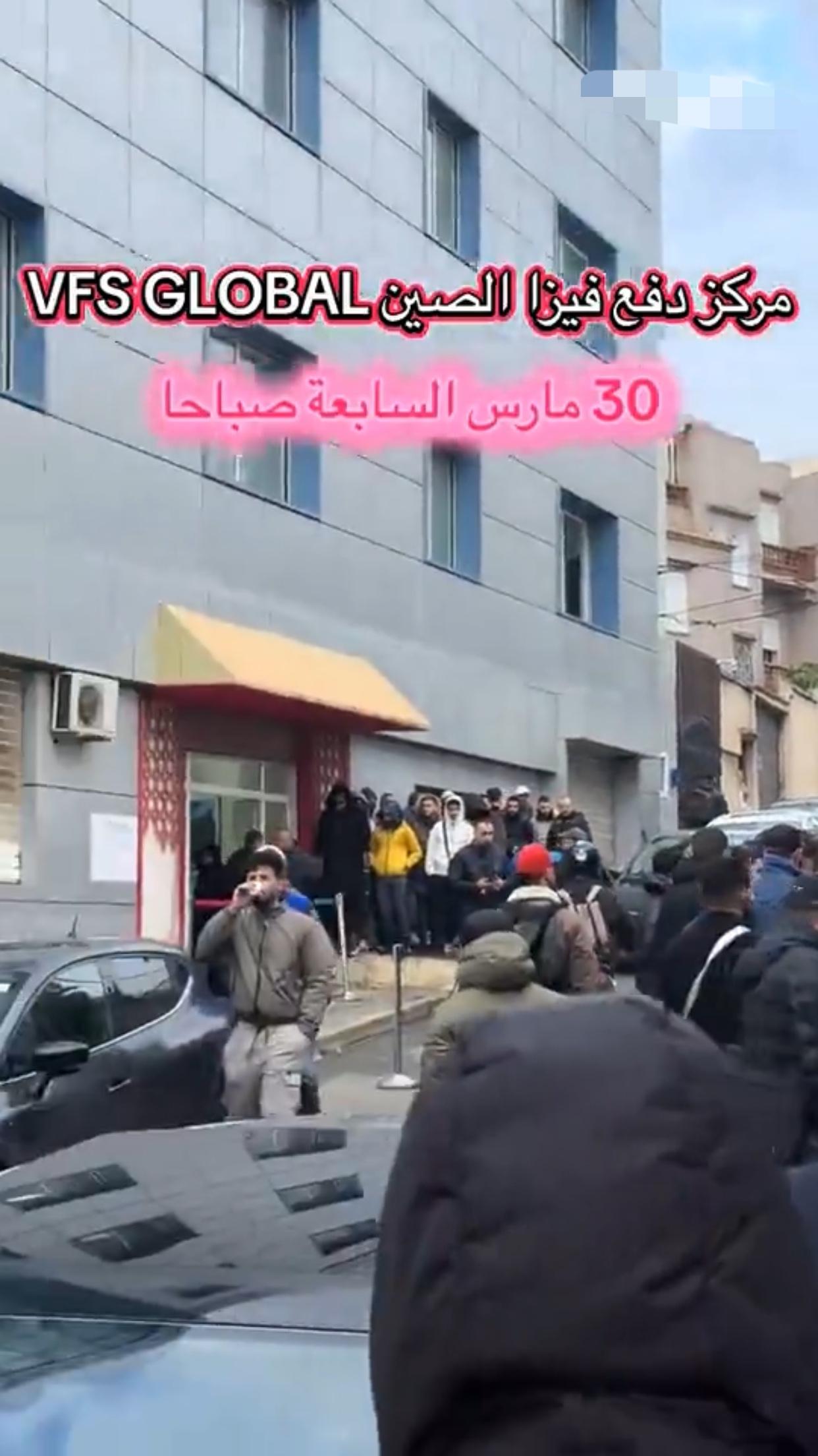 在非洲阿尔及利亚的中国签证申请中心前，当地阿尔及利亚人排着长长的队伍，在等待并期