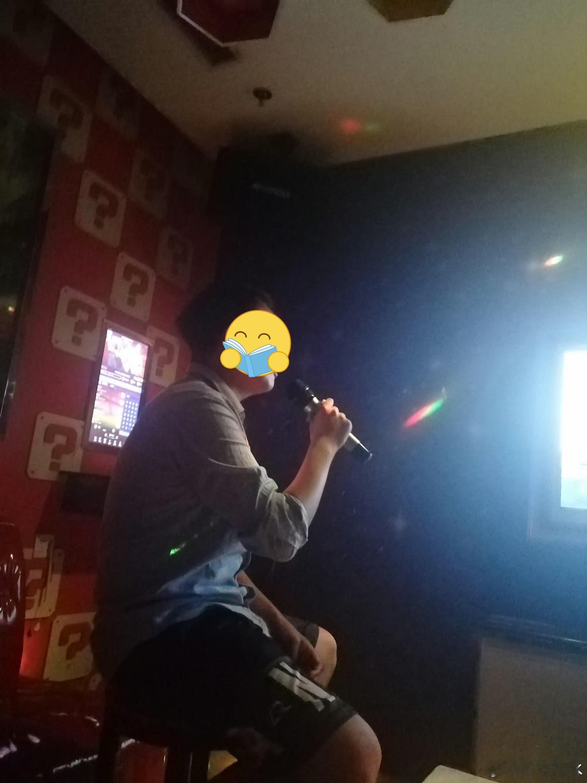 小时候排练地震中的父与子正好就在SH演的阿曼达的旁边演同学然后哥哥把我们都给挖出