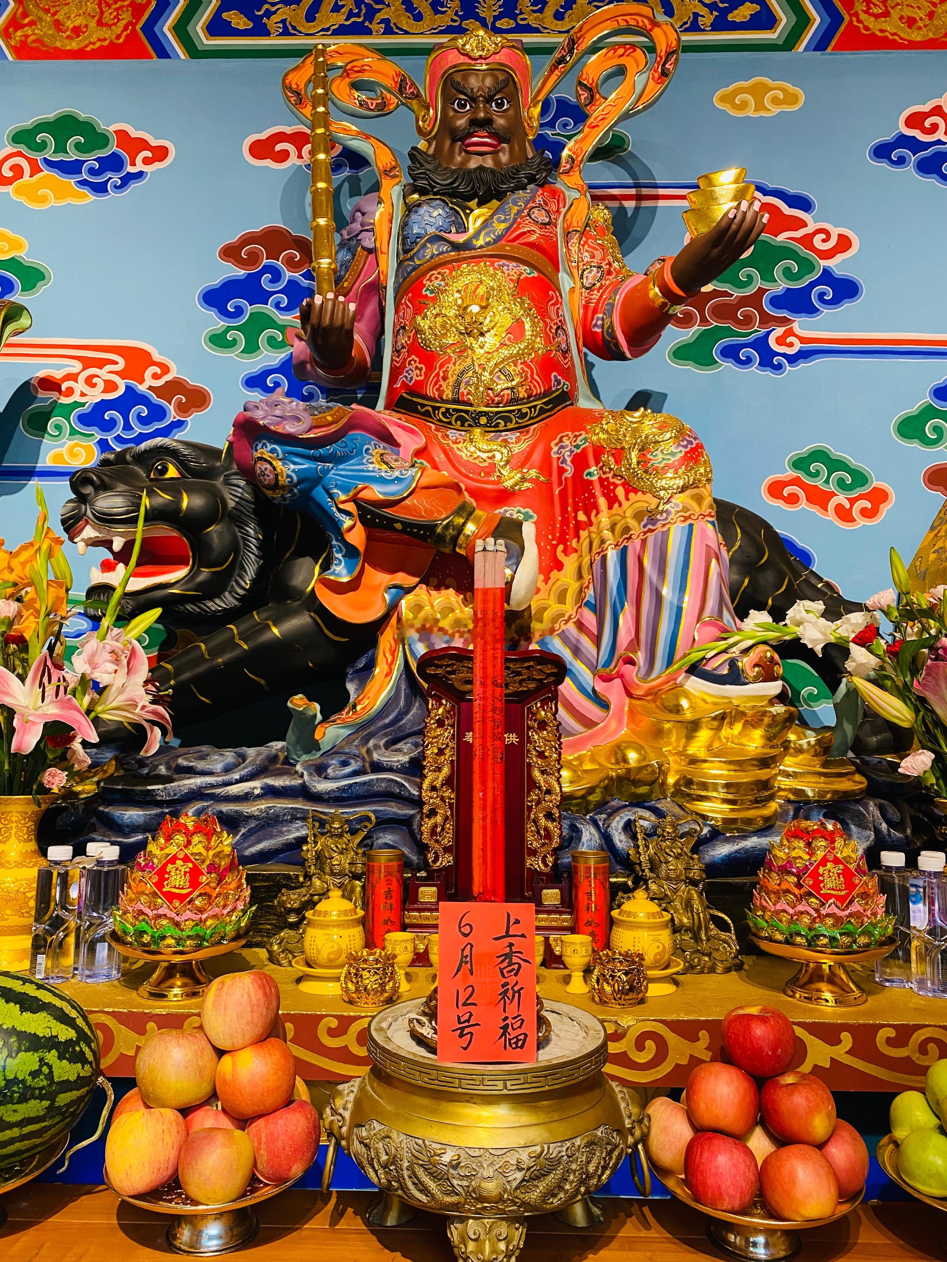 今日大吉大利，六月中旬的你时来运转，6月12日师父在财神殿为众粉加持福慧财运[作