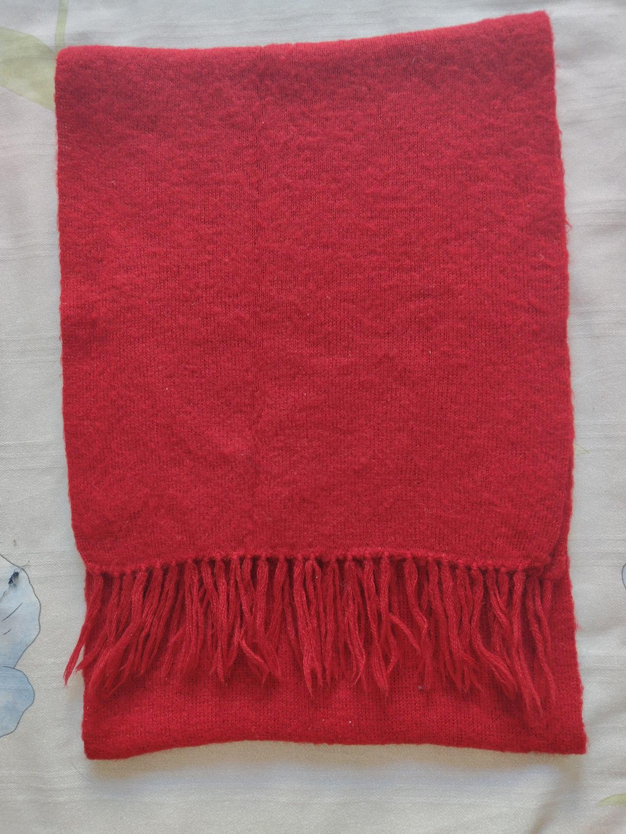 一条拉毛红围巾，
一段抹不去的回忆！
30年前，

我和他走在了一起，
这条红围