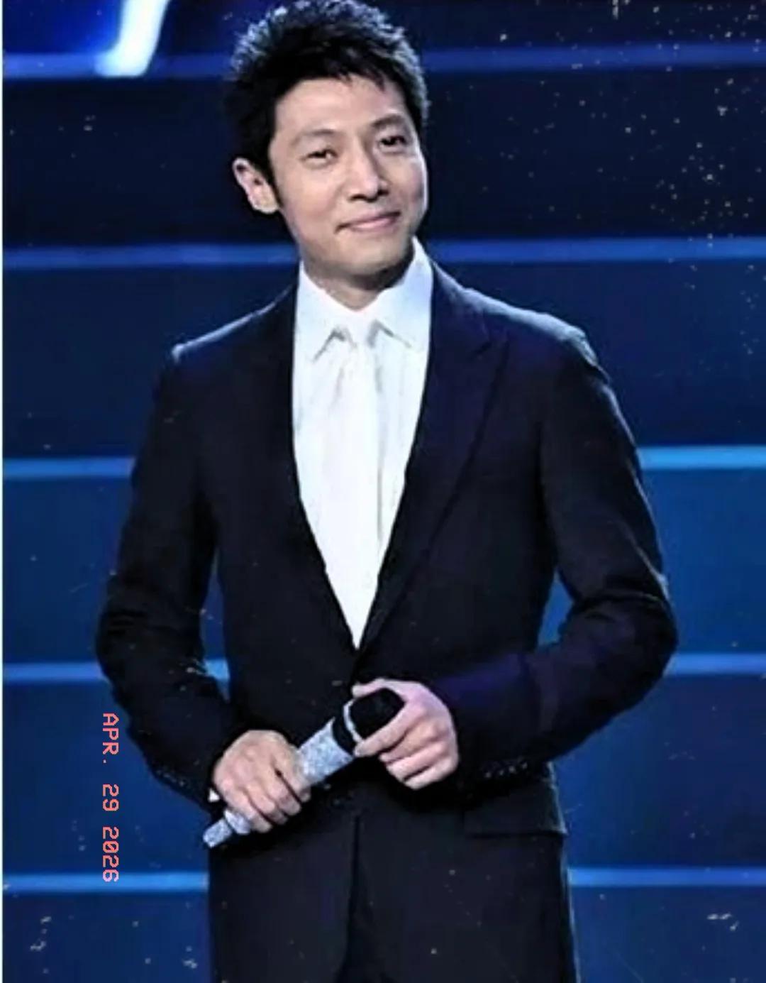 大家有没有察觉到，

撒贝宁近来状态格外反常。
 
如今已经年过半百，他身上却丝