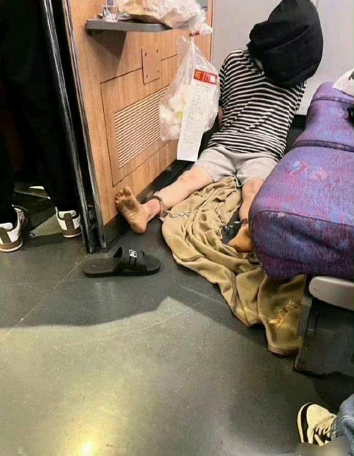 高铁上遇到个这，咋回事？