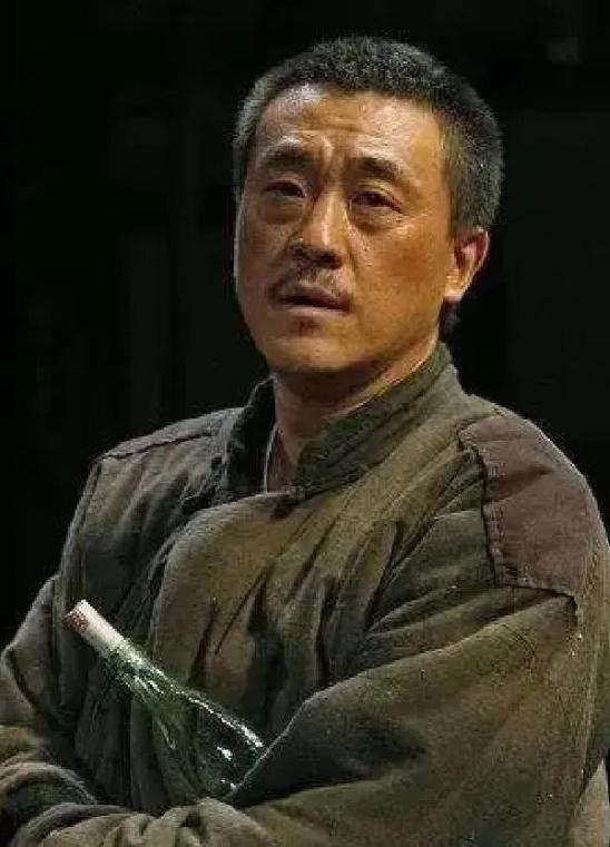 一天，何冰跟儿子在家看电视，没想到儿子看到了何冰演得电视剧后，吃惊的问何冰说：“