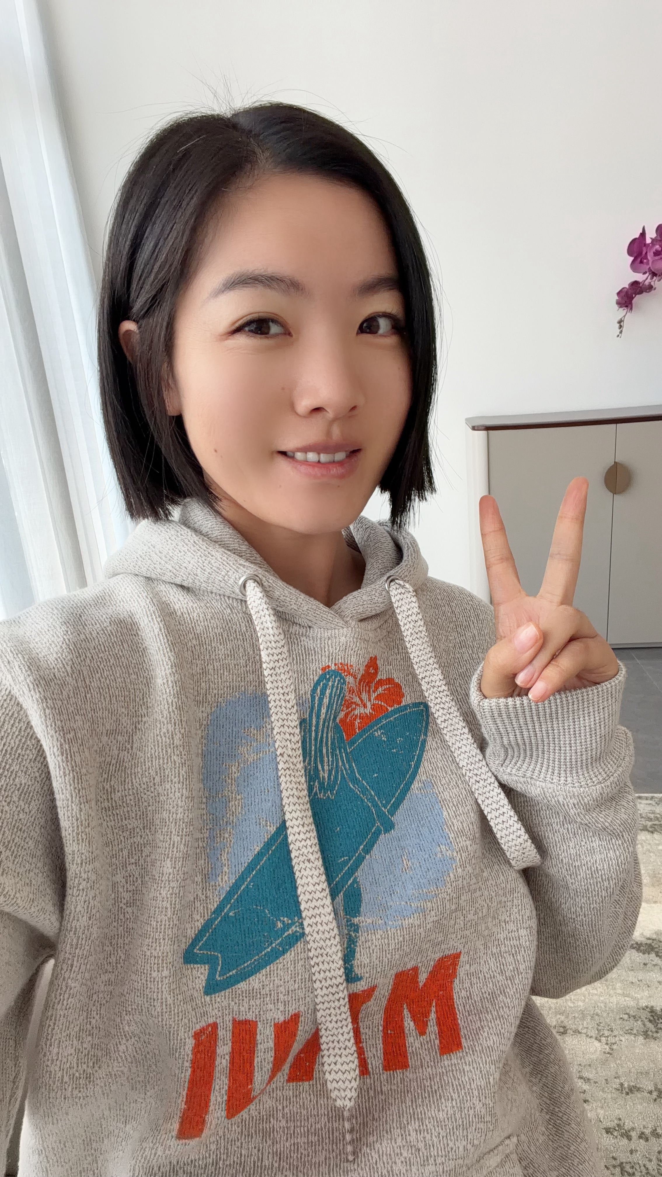 今天晚上有个直播～一会儿化妆彩排，图一是嘉宾等候室，看起来很像领导正式开会不？[