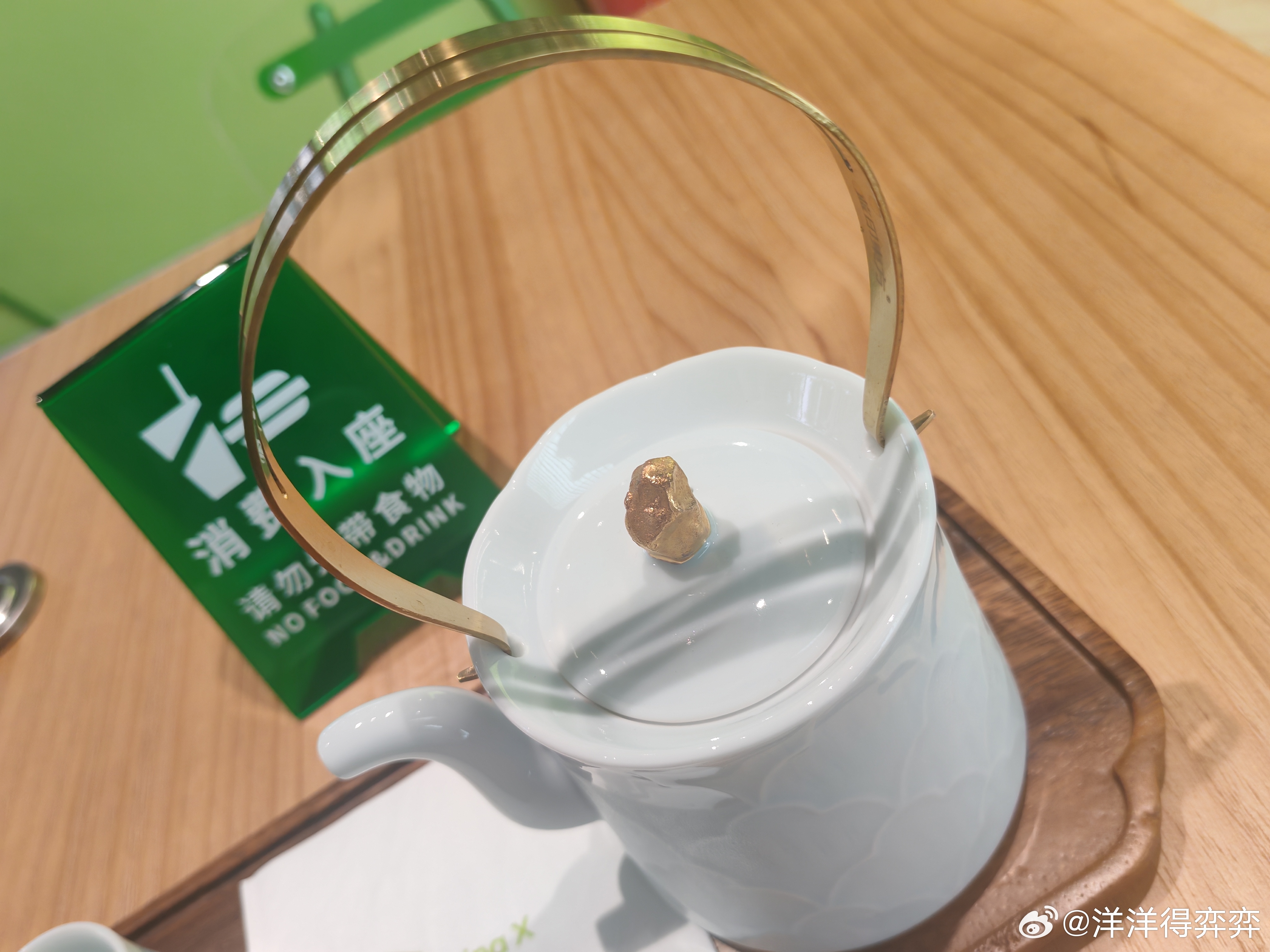 北京今天下雨了，我提前放假，打卡了家门口新开的咖啡馆。这里都是景德镇的瓷器。第一