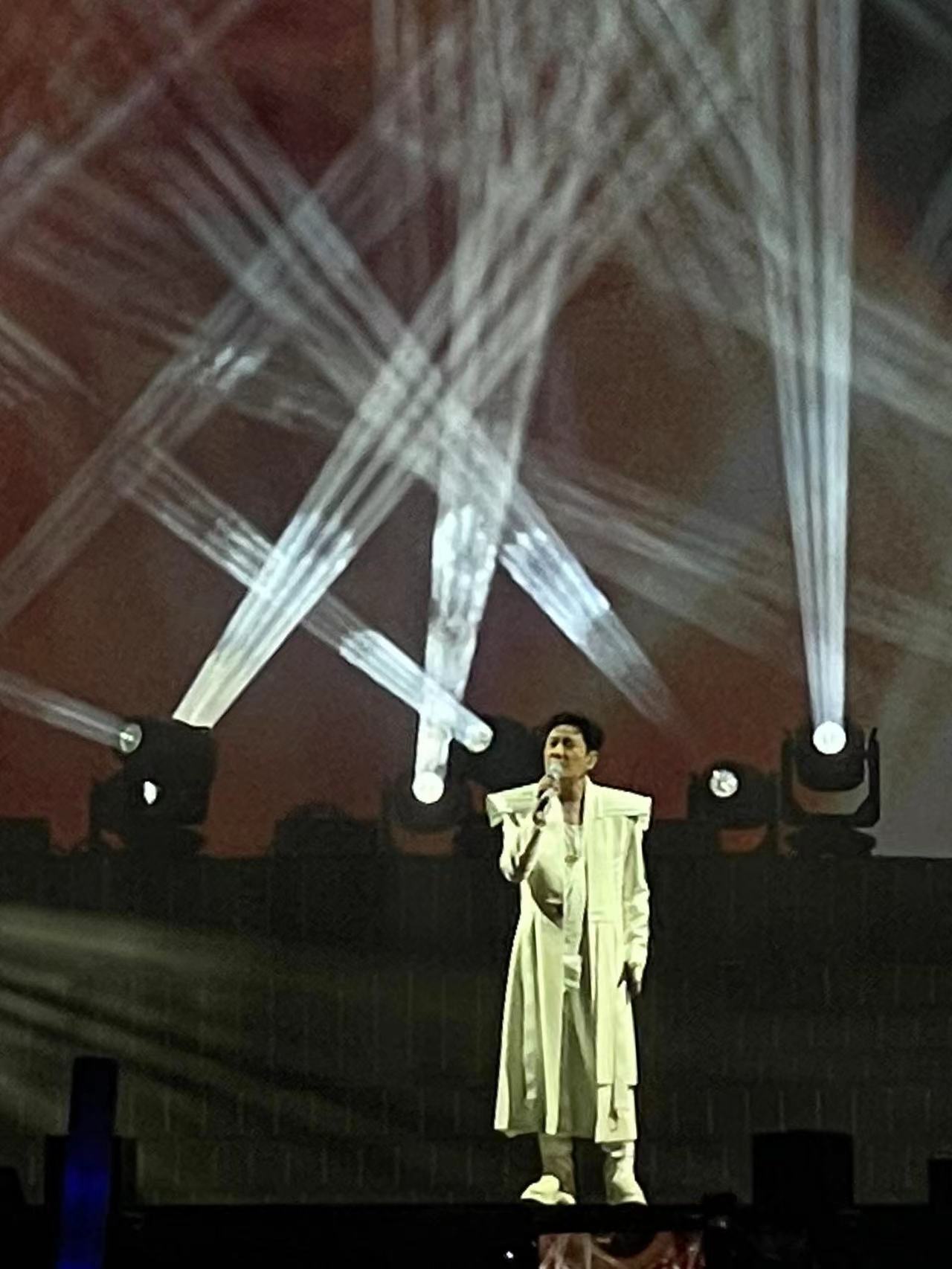 #张信哲太原演唱会无人机中秋祝福#张信哲太原演唱会有无人机哎！也太幸福了吧[抱一
