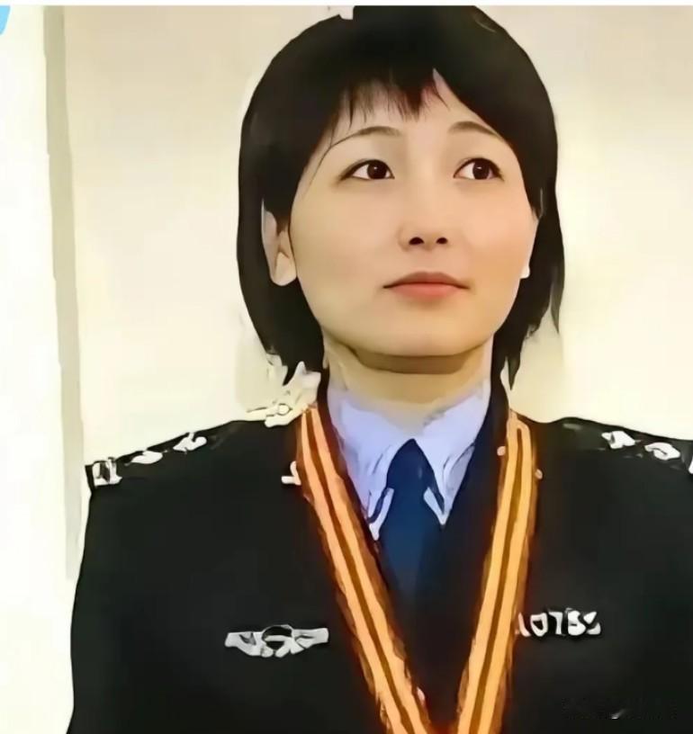 那年，张高平叔侄在狱中收看电视，屏幕里聂海芬正在介绍这起案件的侦破经过。
亲手背