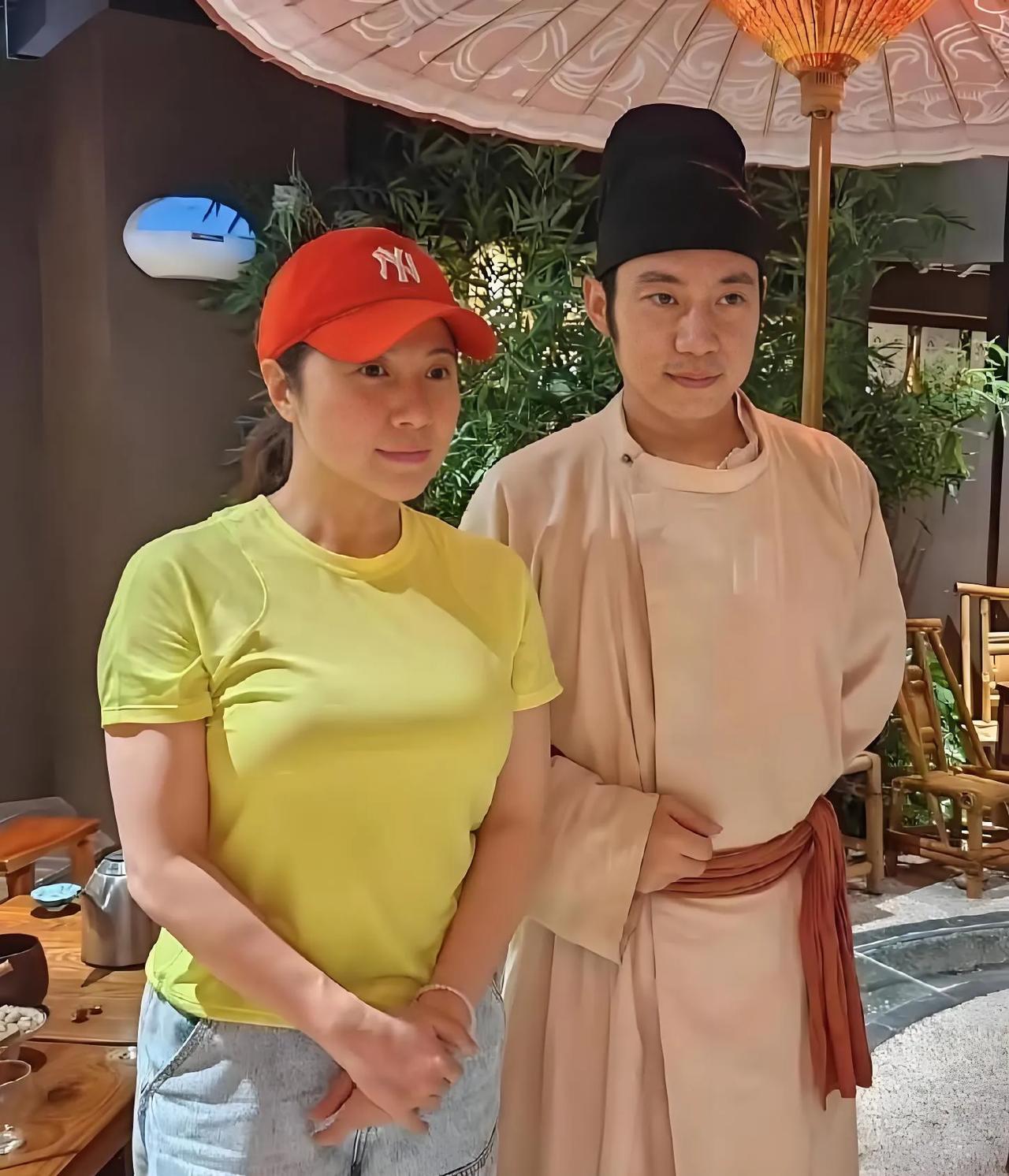 如此有魅力的颜丙燕，何止是20岁年轻人，恐怕所有人都不能拒绝吧！

颜丙燕深受大