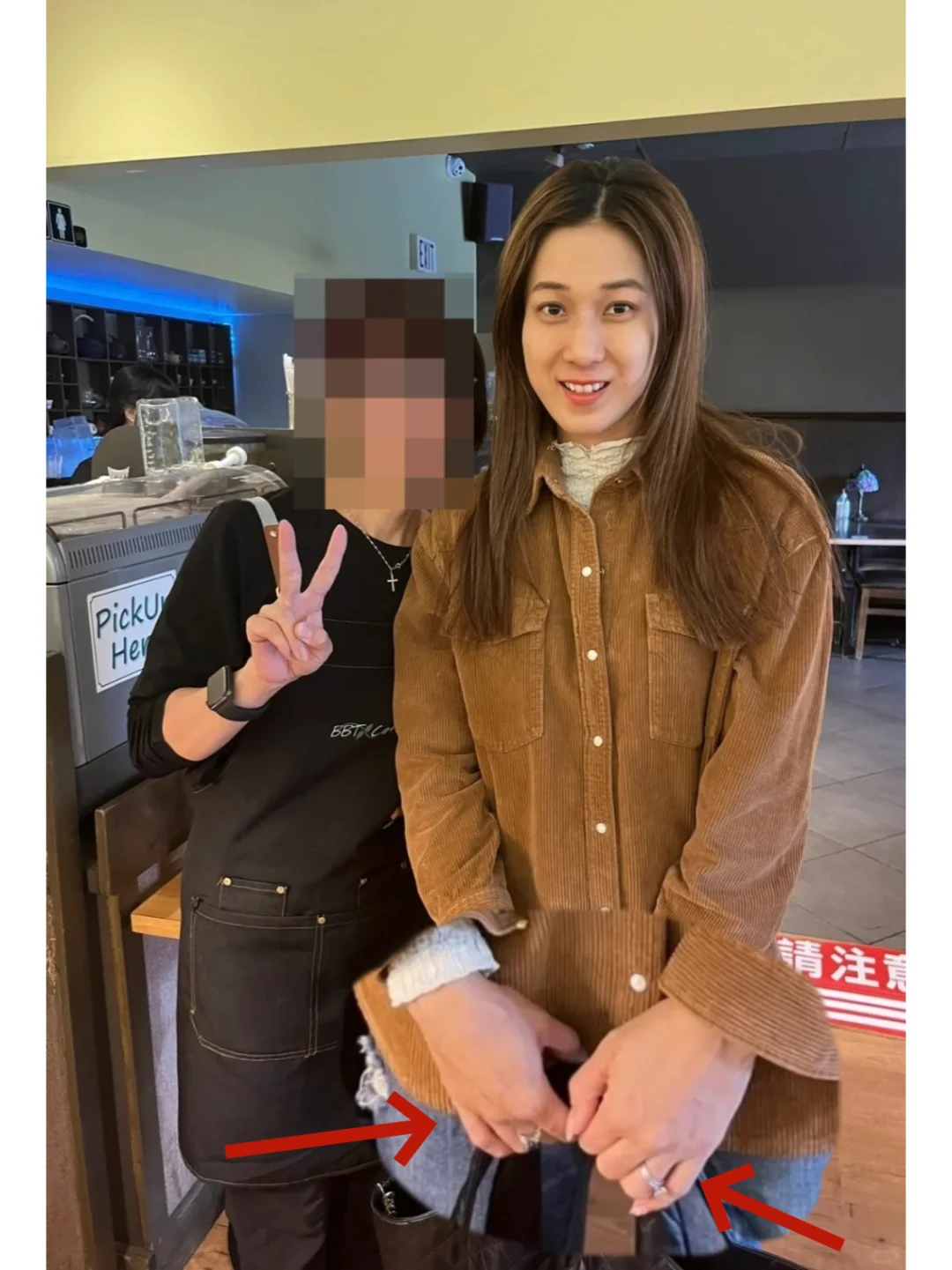 钟嘉欣戴两颗大钻戒晃眼，网友赞嫁了好老公