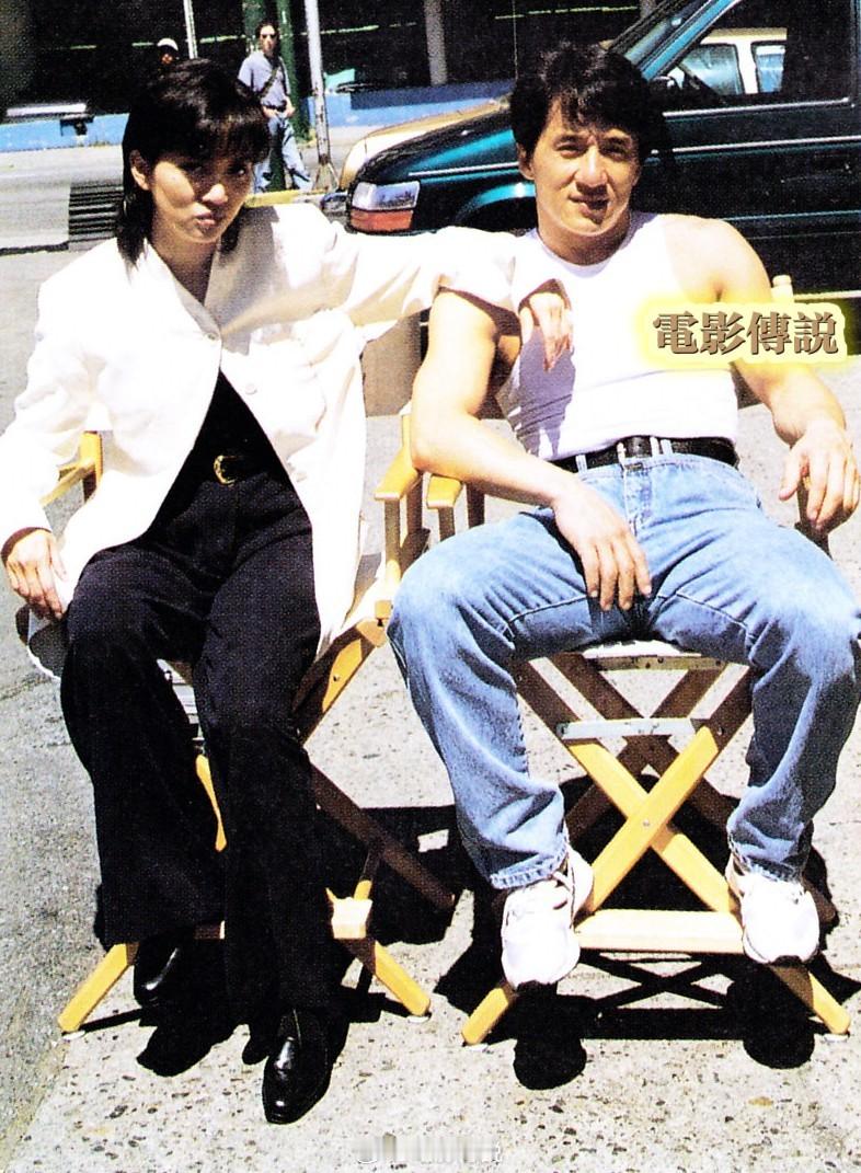 #電影傳說扫描# 1994年，电影《红番区》片场，#成龙# 和#梅艳芳# 的合影