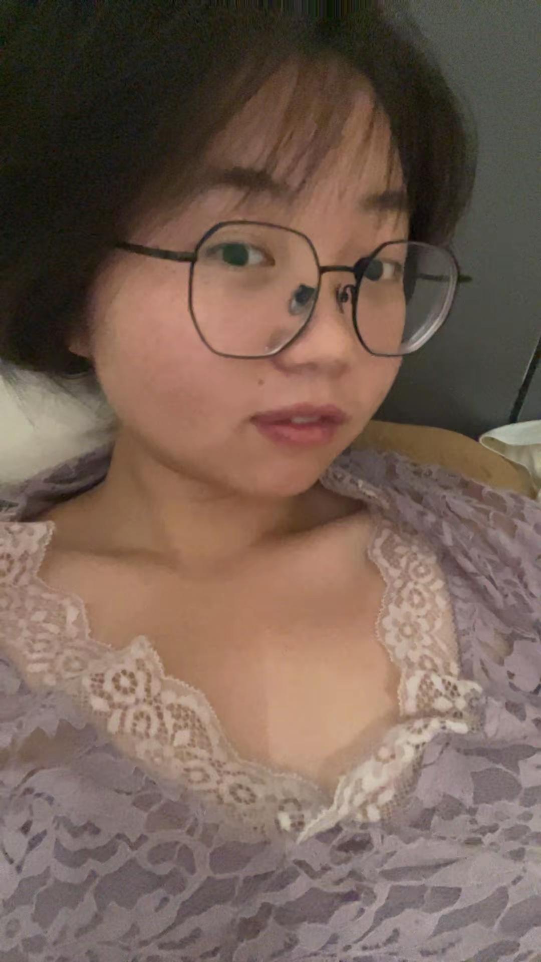 纯素颜的时候皮肤状态其实还可以，就是熬夜熬出来的黑眼圈真的太重了😮‍💨好无语