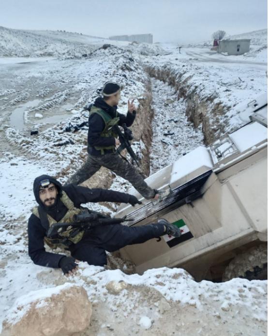 叙利亚游击战终于开始了，互相杀又开始了！拉卡省萨林交通线，库尔德武装小组到处伏击