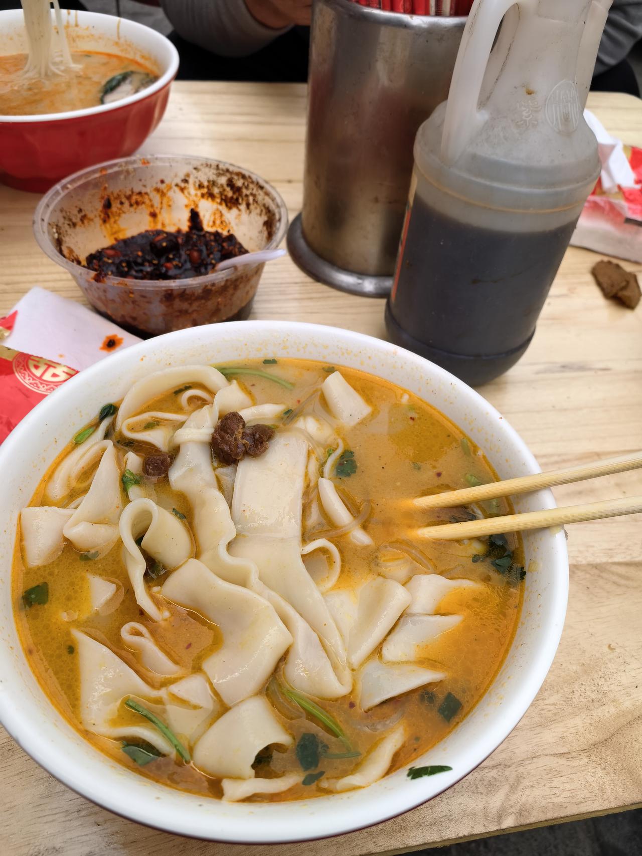 吃了一碗烩面，生了一肚子气！

到饭点了，在河南省人民医院附近找了一个小饭馆儿，