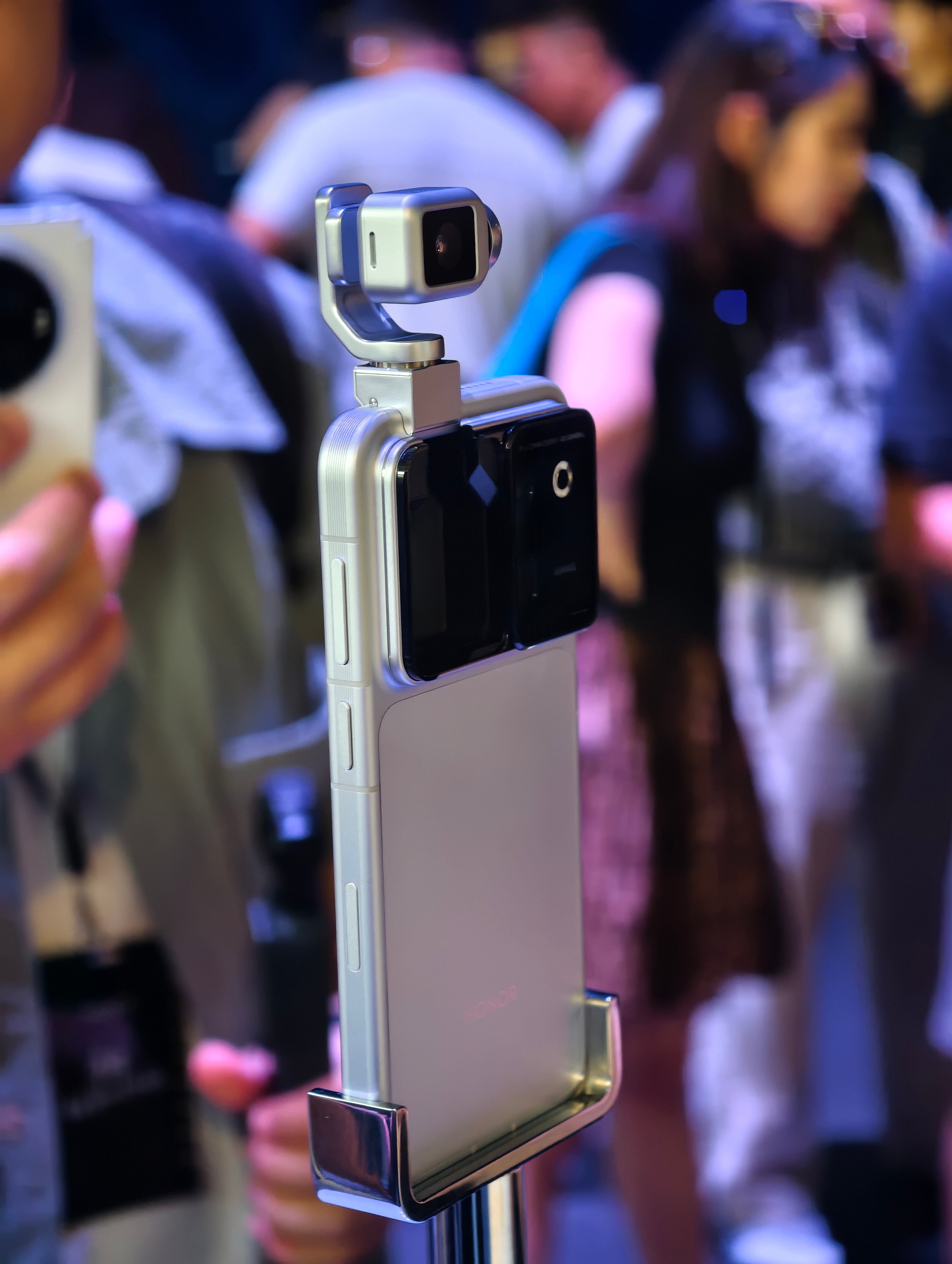 今天现场体验了荣耀Robot Phone。我越来越肯定我之前说的那句话了，手机厂
