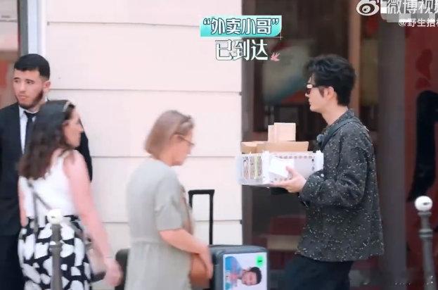 李佳琦吃的汉堡是黄晓明买的吗 瞧《巴黎合伙人》中黄晓明投喂的架势，咖啡餐点满满当
