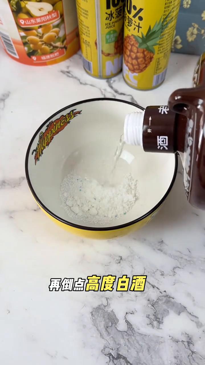 不管家里苍蝇再多，1分钟就能搞定，方法很简单。碗中放一勺洗衣粉、一勺白糖，再倒点