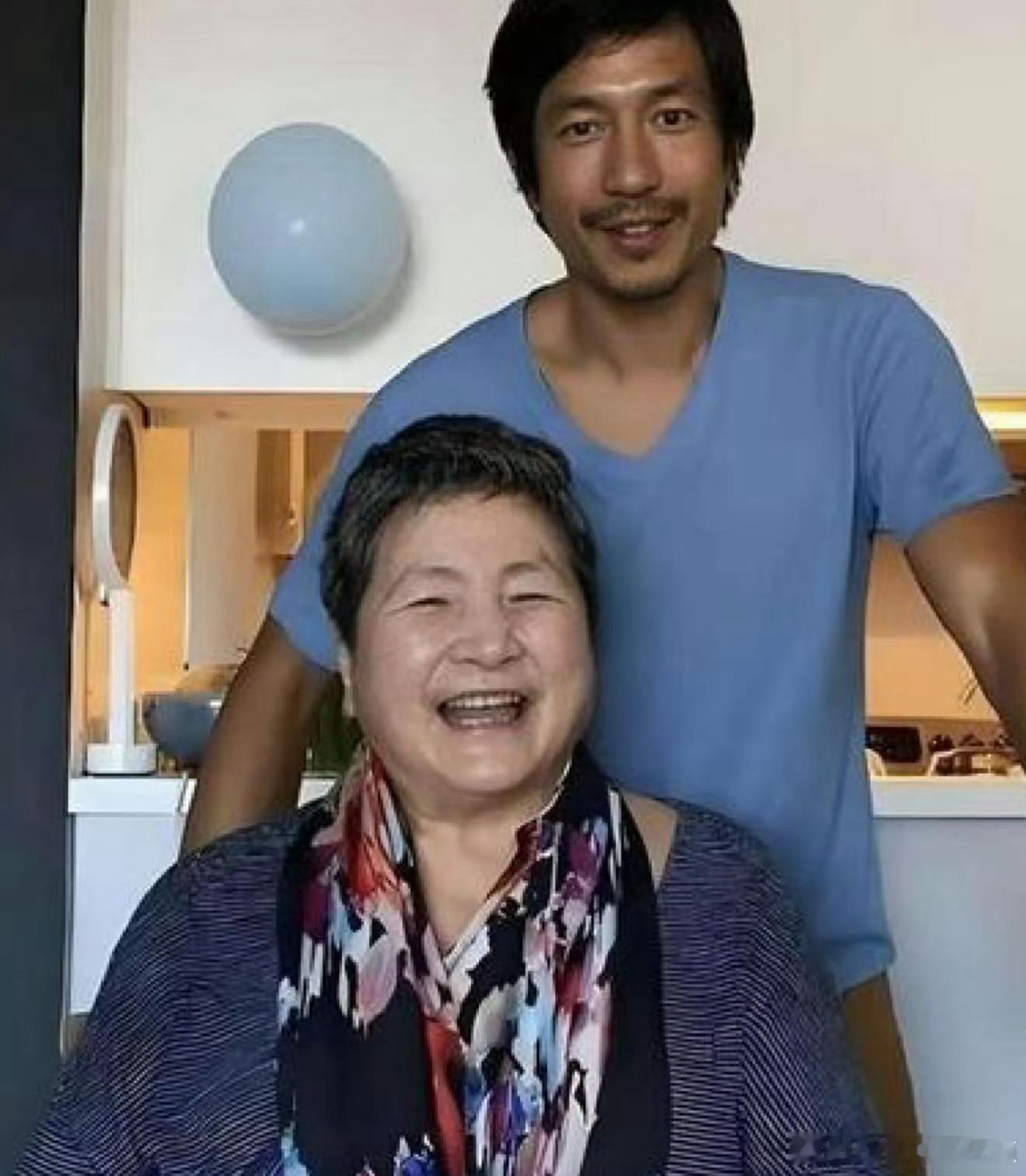 郑佩佩儿子回应众筹治疗费原来他为了给妻子治病，房子都卖了，母亲遗产也不够。面对生