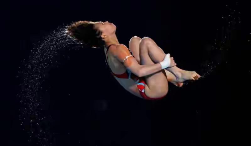 “水花消失术”全红婵，世界泳联把她的跳水慢动作当成教科书，从起跳到空中翻腾，身体
