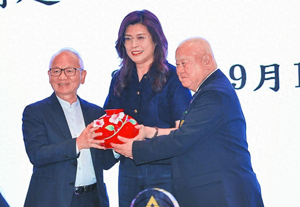 郑丽文提醒蓝营小心民进党“使坏”，三三会力挺并喊话党内团结

国民党主席郑丽文1