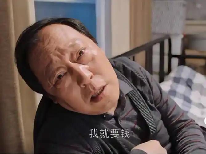 打死倪大红都想不到，当年导演让他临时救场演了个“作妖老爹”，没想到喜欢临场发挥的