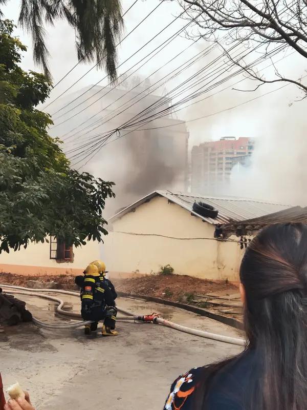 近日，福建泉州有对老夫妇的民房三楼突然“冒起了狼烟”，那场景就像一座小火山爆发，