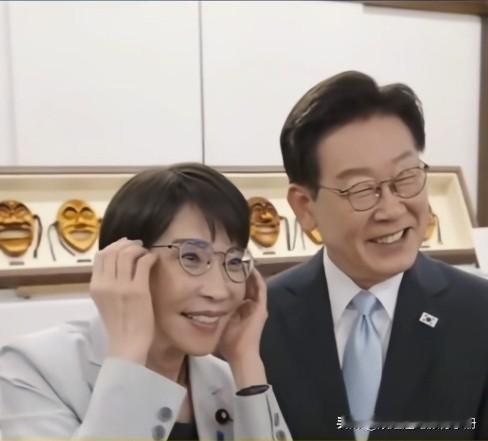 高市早苗当韩国第一夫人是空气？！
高市早苗访问韩国高调的无法无天，李在明戴新眼镜