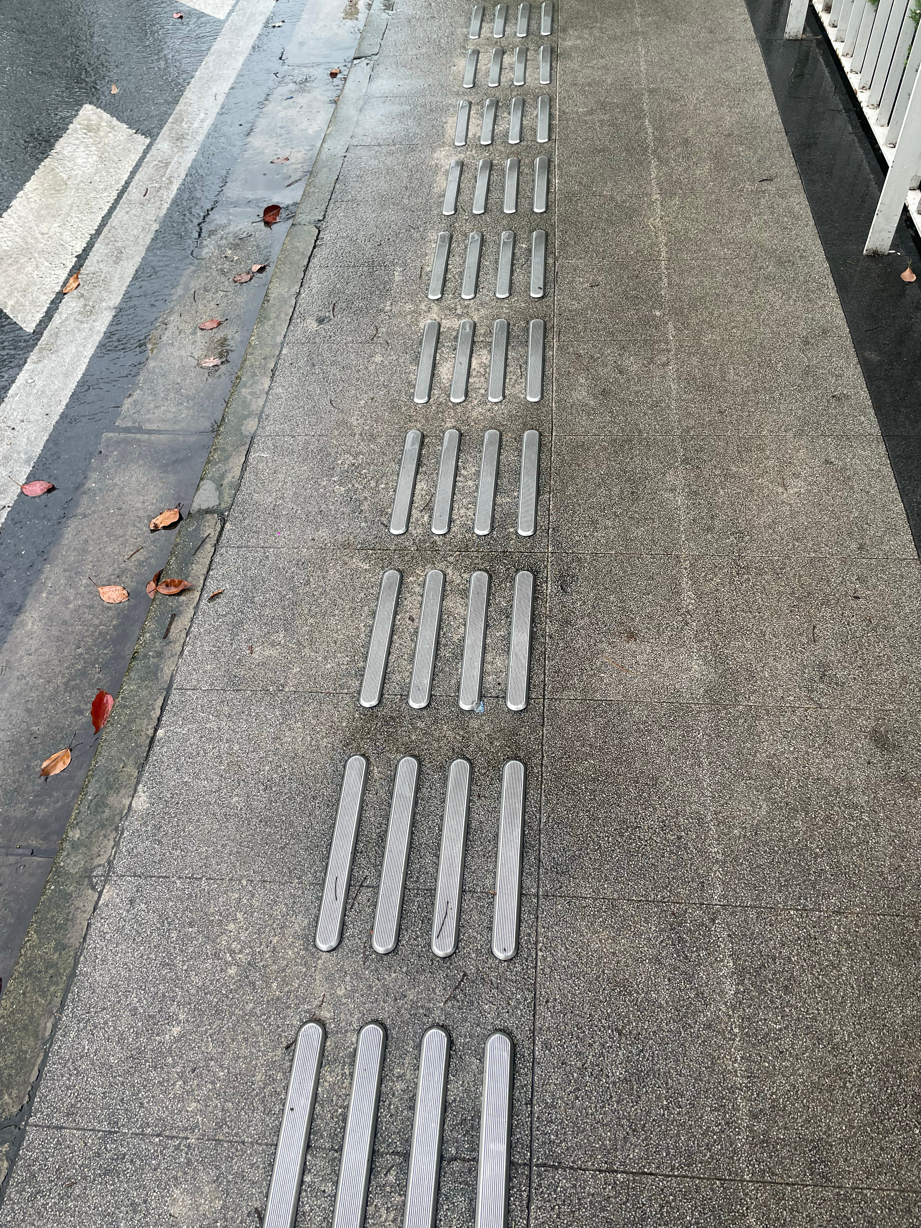 这种金属盲道雨天是要滑死谁啊？不过无所谓啦反正中国也没有盲人 