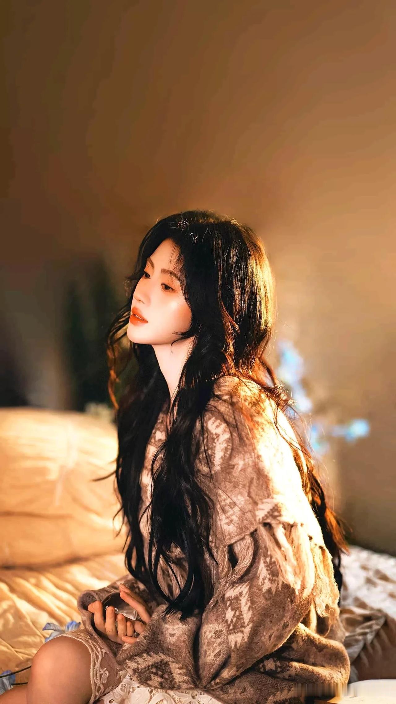 鞠婧炜差点叫鞠水晶，网友调侃”幸好妈妈没同意”。