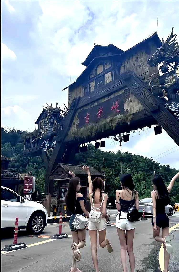 为什么有些女生明明手里端着九块九的平价冰美式，身上却一股子“家底硬气、没受过社会