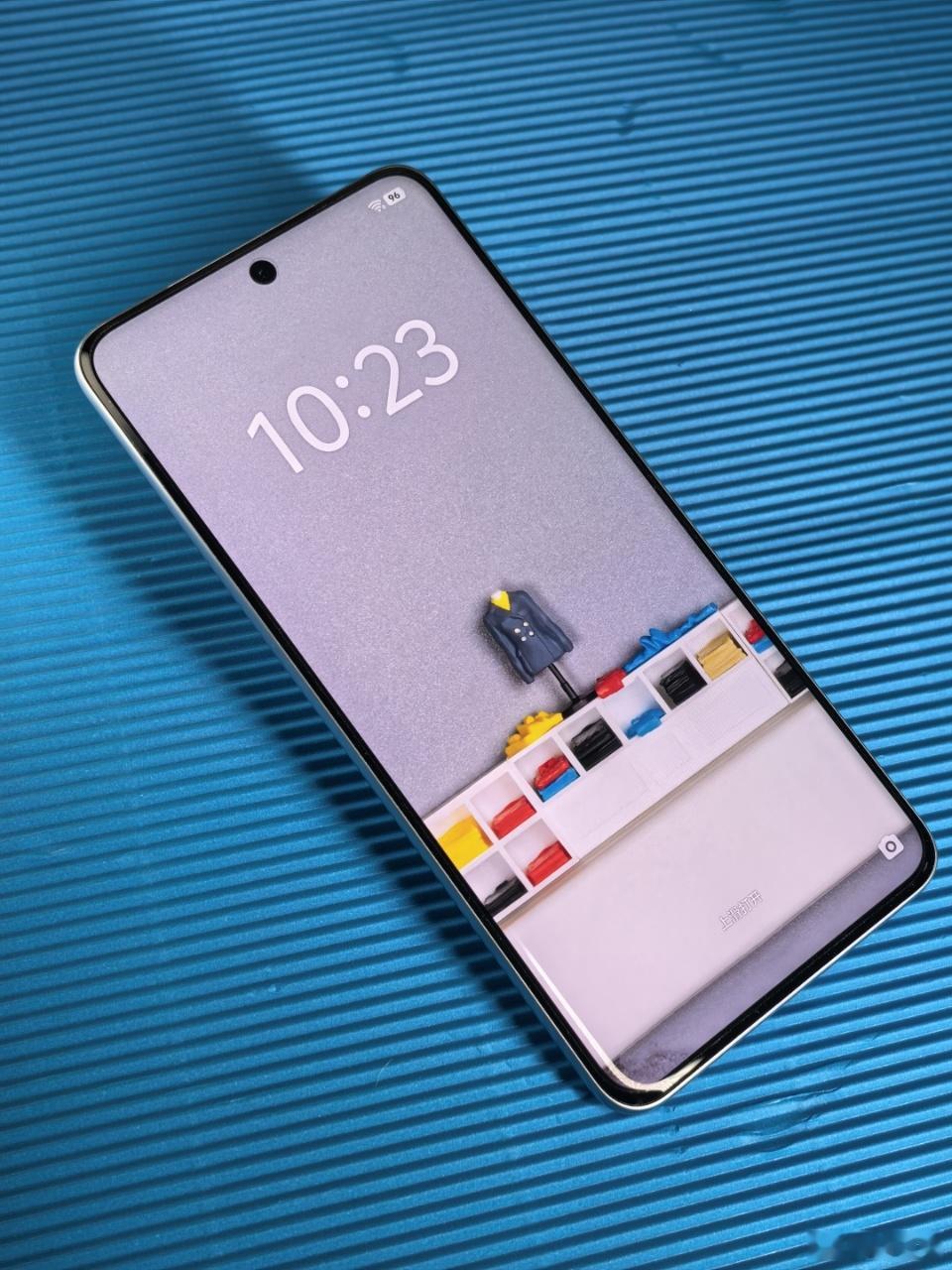 vivo Y300 Pro这款手机我拿到手里的第一感觉就是很舒服，机身轻薄，边框