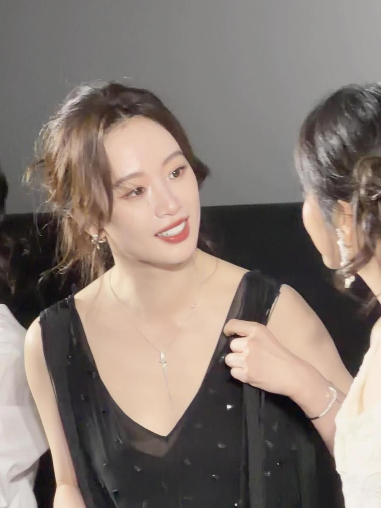 李梦妆后太美了吧！
一身黑色深Ⅴ礼服优雅又高级，细碎的钻饰低调闪着微光，轻盈又有