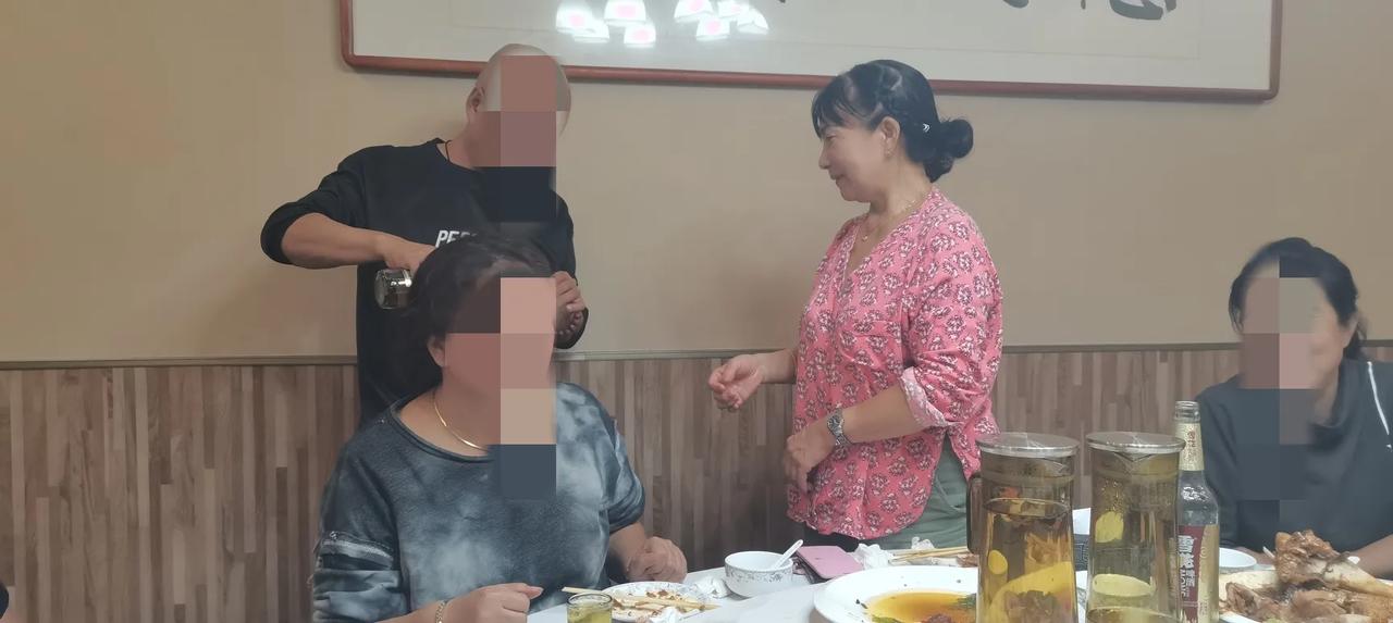 曾经在大庆油田，担任了20多年基层领导的吴弟老两口，本应该从大庆家中开车出来，走