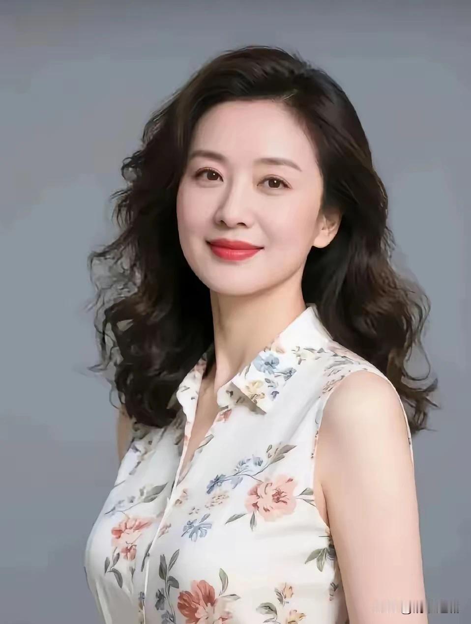 风风雨雨几十年，
岁月无痕改容颜。
点点滴滴忆过往，
成败得失谈笑间。