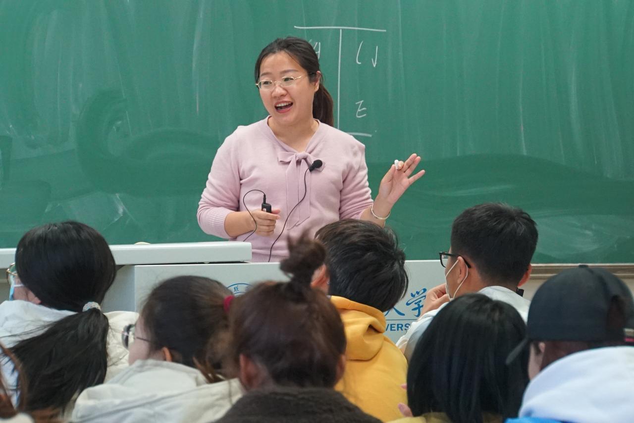 师范生读完四年大学，发现连考试的机会都快没了。
 
湖北今年中小学教师招聘计划从