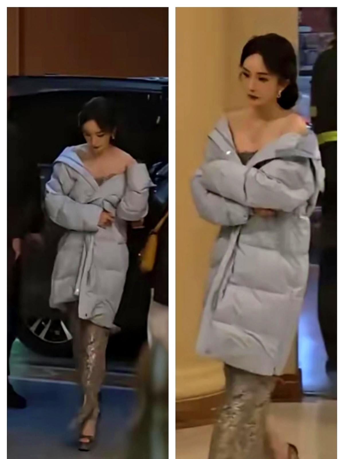 杨幂在极低温下保持肩颈外露40分钟，装扮上演“羽绒服露肩”的戏码。

她的动作不