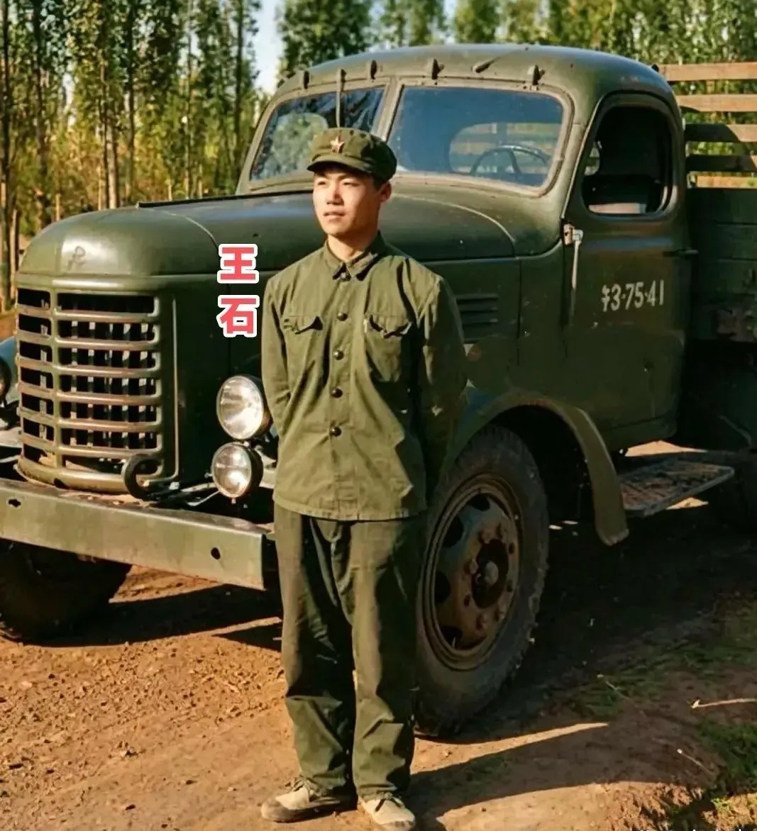 70年代, 年轻时的王石在新疆戈壁滩担任汽车兵时的一张留影,  他身穿军装，双手