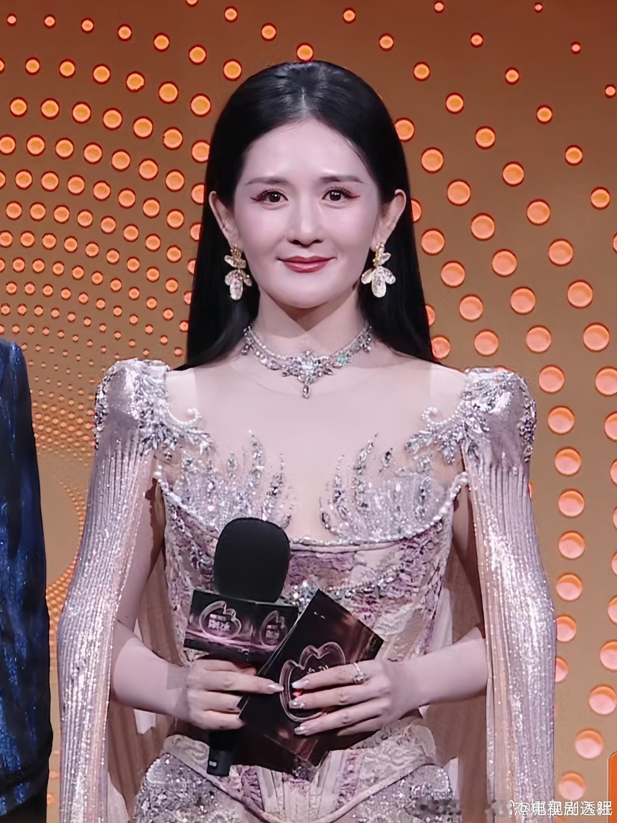 谢娜宣传魏大勋新剧谢娜帮魏大勋宣传新剧微博之夜内场直播，谢娜帮魏大勋宣传新剧《有