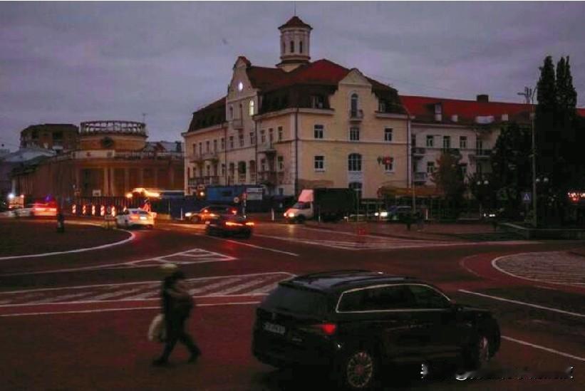 俄罗斯称乌克兰无人机袭击破坏俄罗斯 Tuapse 港口引发火灾。
路透社-图阿普