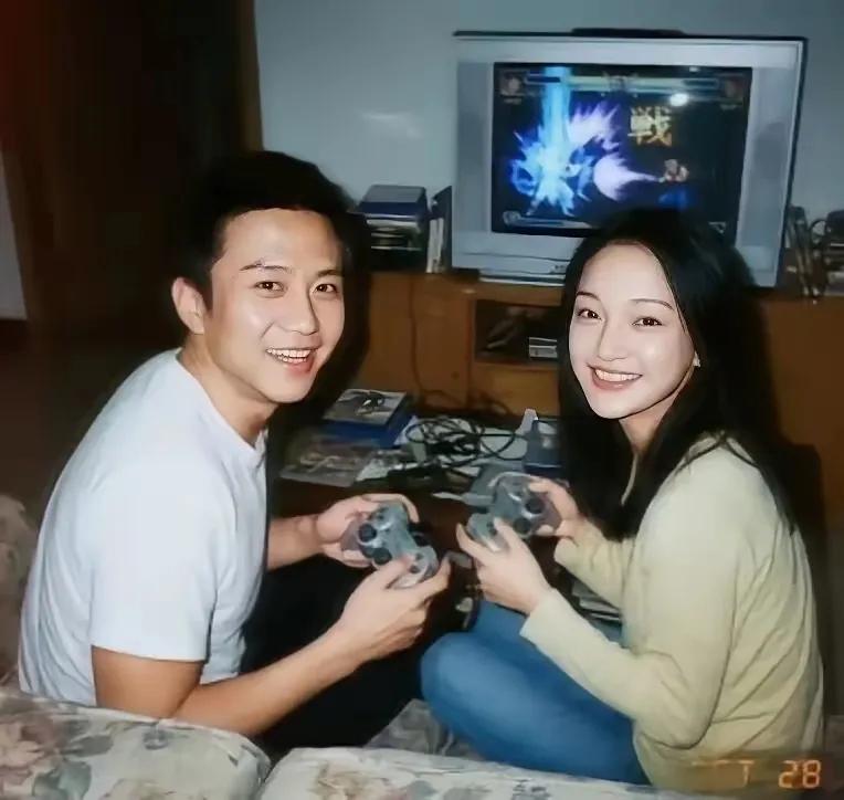 那张照片里的笑，是娱乐圈里少见的“没被打量过的松弛”——邓超眼里的光带着点少年气