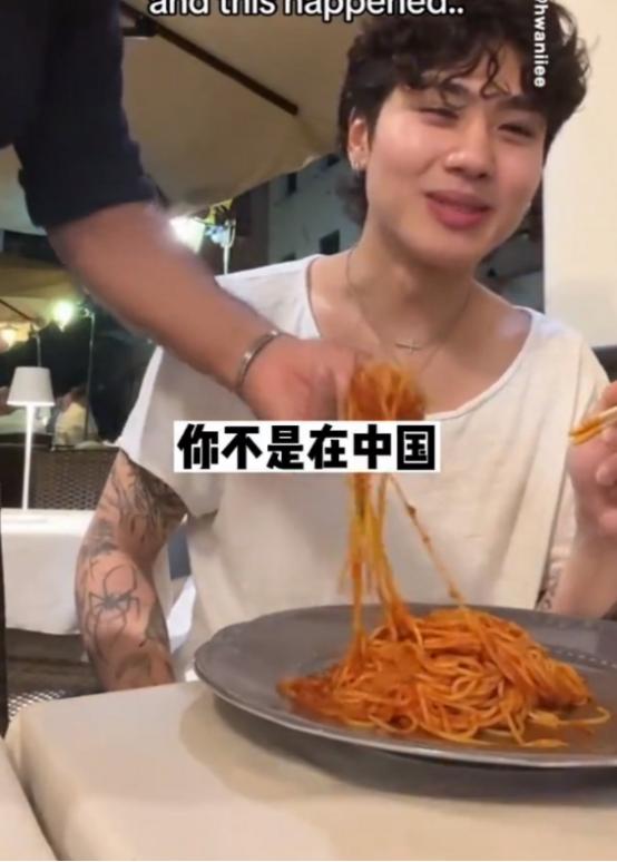 中国游客在意大利用筷子吃意面，服务员看到后立马拿着叉子过来，对游客说：你在意大利