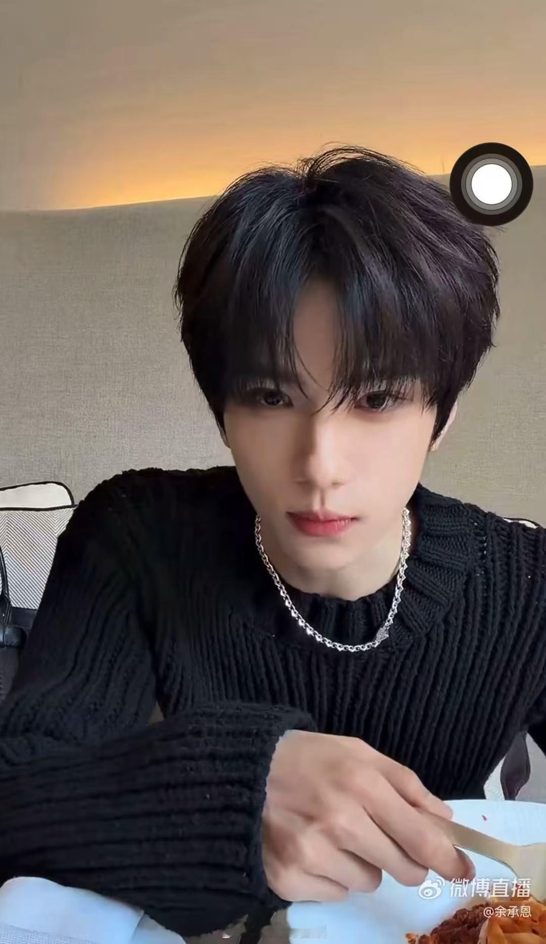 余承恩看完秀就来吃播了 谁能想到看完时装秀第一件事是开吃播，台上优雅台下埋头干饭