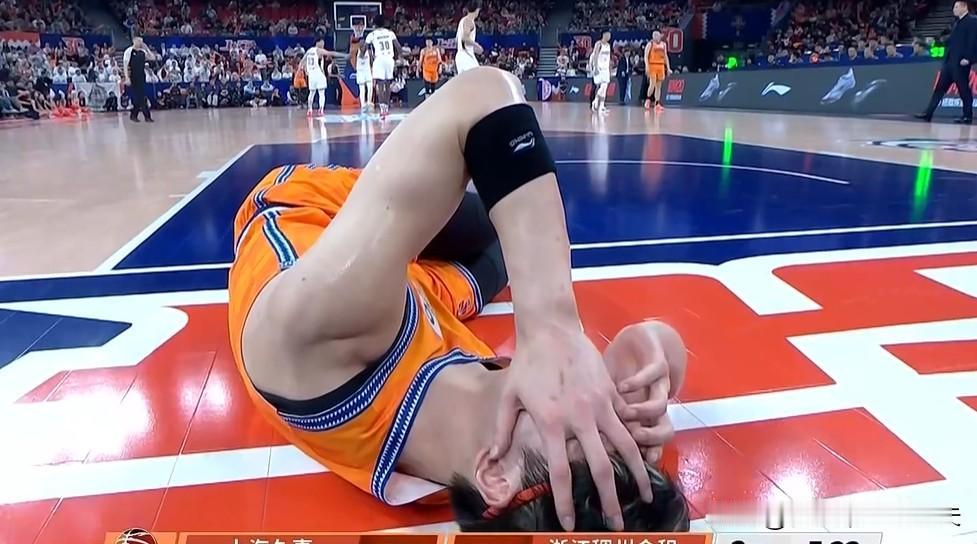 张镇麟一肘误伤王哲林，对阵浙江，张镇麟在空位不投，然后走步，上篮不进给王哲林脸上