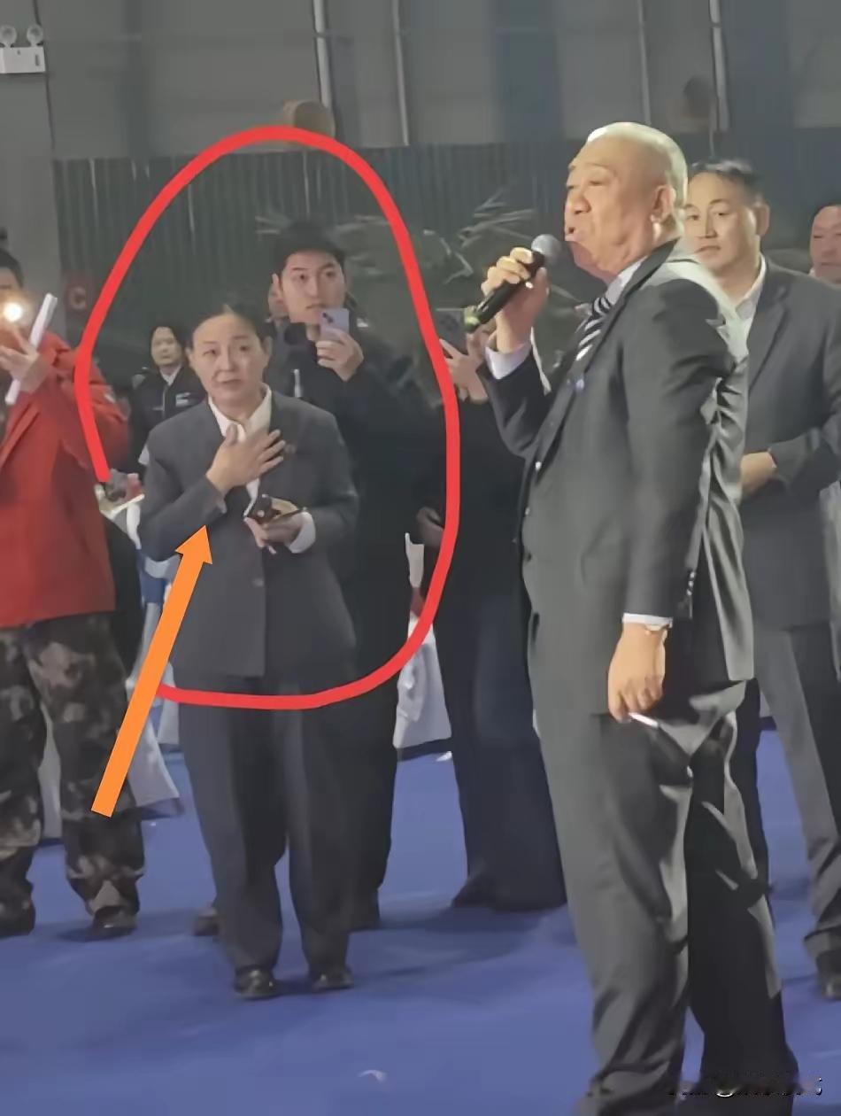 崔培军发钱，财务郭玉梅为啥一直捂胸口？看完你就懂她有多难！
真的有点同情她哈哈