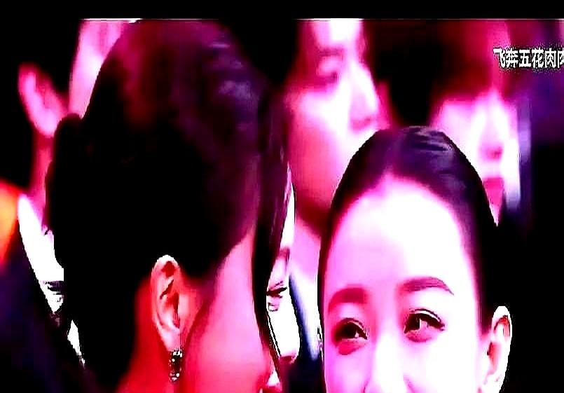 她对着全世界哽咽着喊：“妈妈，你看！”，把一个曾被嘲笑的牛皮，吹成了现实。

辛