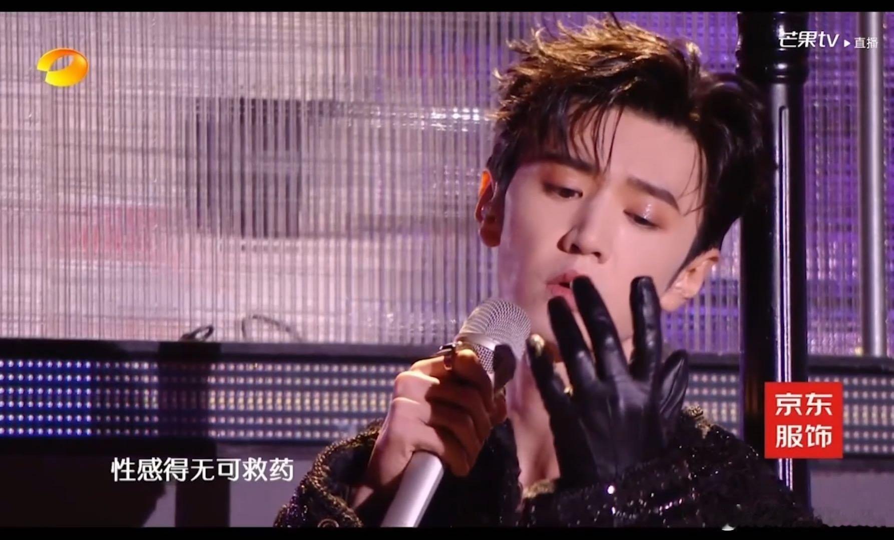 陈哲远的舞台好蛊  陈哲远的舞台魅力无人能敌，那灯光下的浅笑和亮晶晶的脸颊，简直