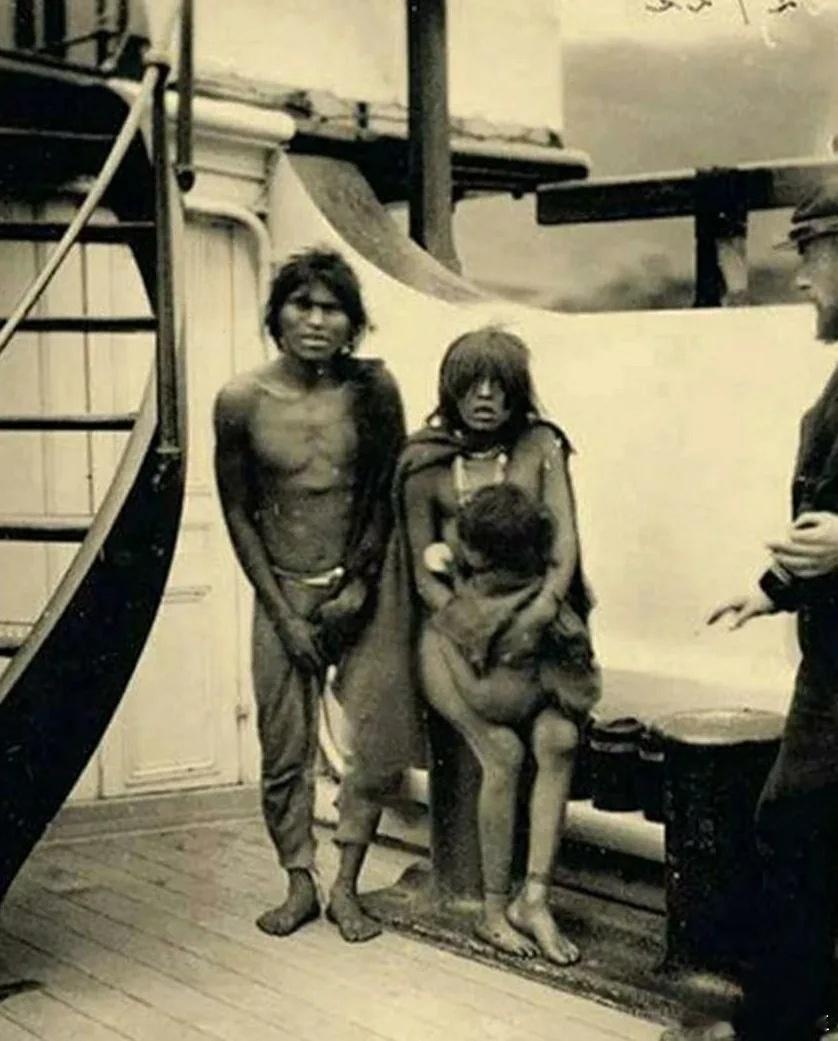 1889年，一个印第安人部落的一家三口，正被当做