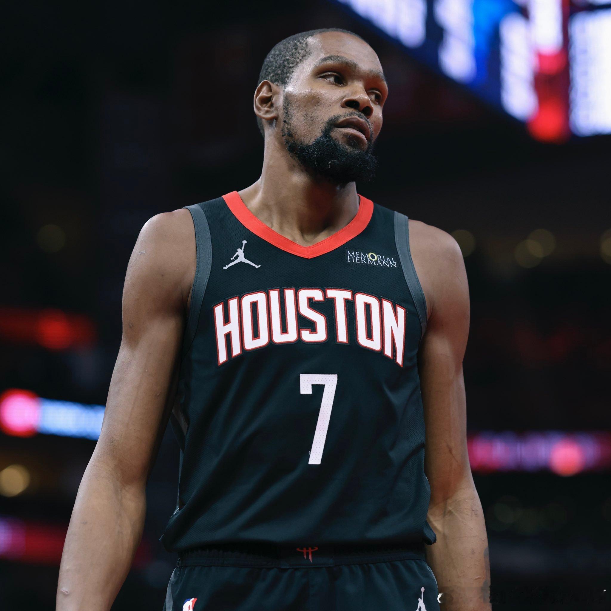 Shams：据 ESPN 消息人士透露，休斯顿火箭队球星凯文·杜兰特将因处理家事