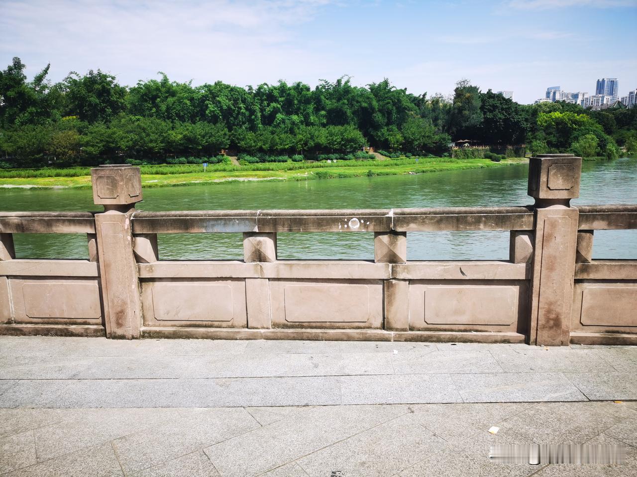 卢克文的公众号被封这事儿，站在自媒体创作者的角度，我的第一感觉是很正常，甚至是在