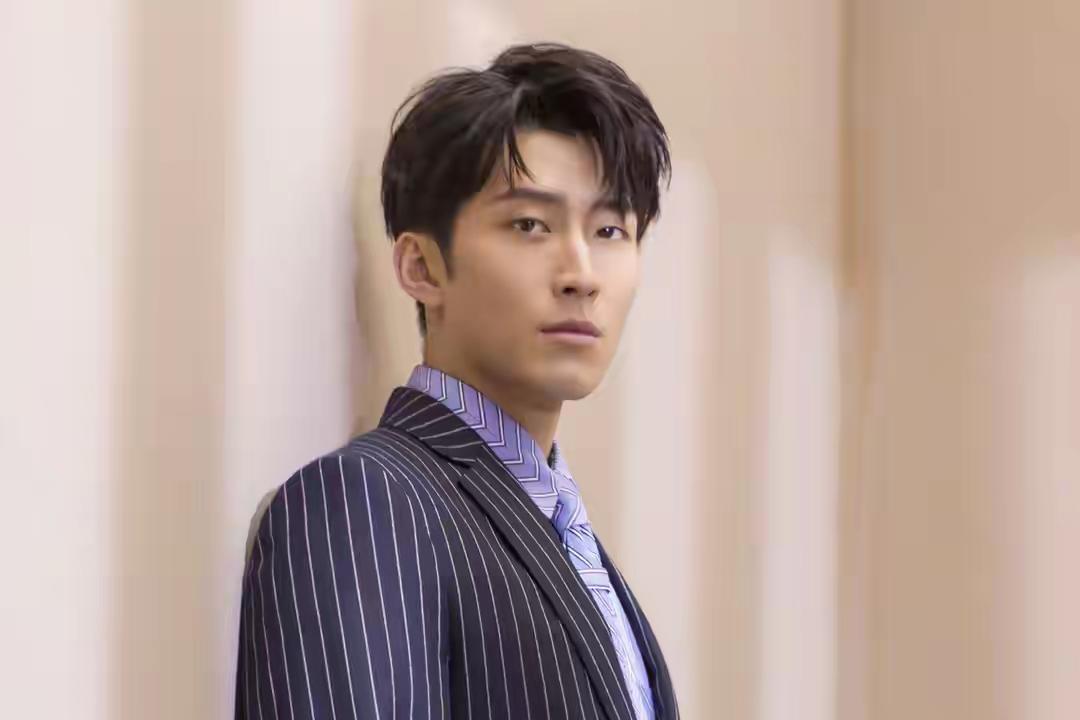 原来刘红兵的扮演者窦骁icon现实中也已经结婚了，爱妻是赌王的千金何超莲icon