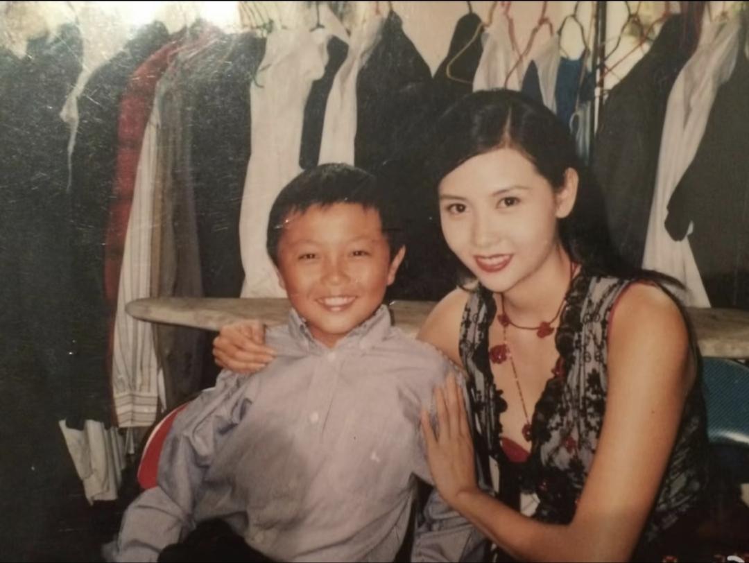 1994年，童星谢苗和女演员邱淑贞在《赌神2》剧组道具衣帽间的合影。本片也是谢苗